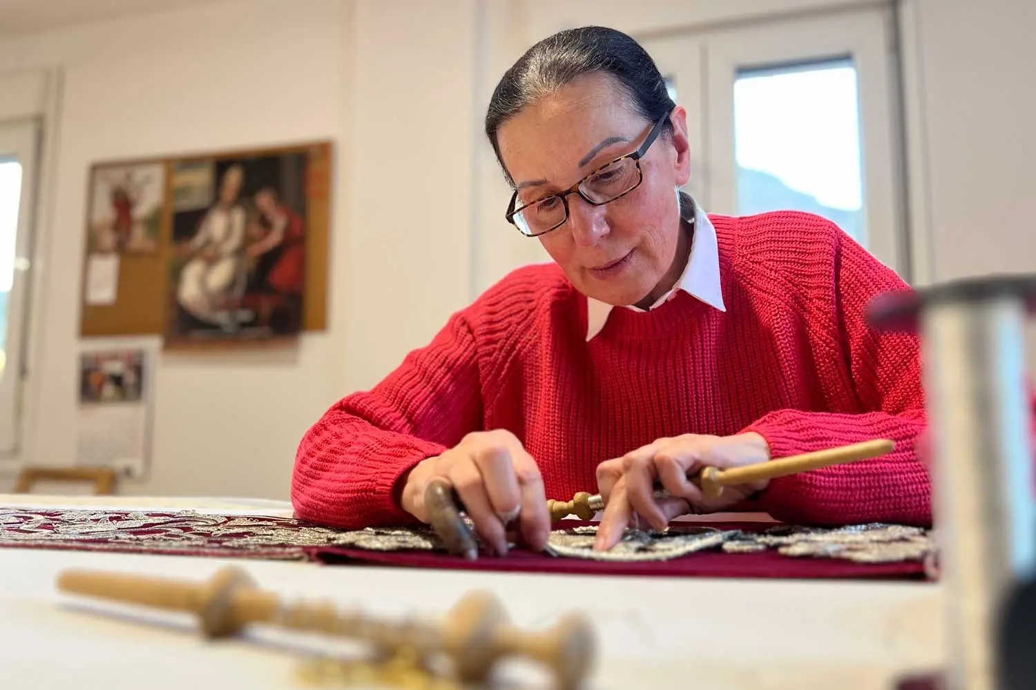 La labor de los bordados en Castilla-La Mancha cuenta con una tradición ancestral. Aunque es sólo a partir del siglo XVI cuando se tienen referencias documentales, se cree que toda la tradición de estas delicadas labores textiles hunde sus raíces en el medievo. Y desde entonces, se ha ido traspasando de generación en generación, principalmente a través de las mujeres: de madres a hijas.<br />
A pesar de los profundos cambios sociales y culturales, acentuados principalmente en el siglo XX, Castilla-La Mancha ha sabido preservar su legado artesano también en lo que concierne al bordado, y aún hoy se conserva esta tradición que tiene como fruto diseños exclusivos.<br />
En el stand de España en EXPO OSAKA 2025 participa, en la semana de Castilla-La Mancha, la artesana Macarena Sanz, de Cuenca, que elabora todo tipo de piezas que contienen como ornamentación las distintas técnicas del bordado en oro. Elabora bordados para estandartes, vestuario de imágenes religiosas y diferentes elementos de la liturgia religiosa (católicas); además de piezas de tela para banderas, enseñas y reposteros institucionales.<br />
Maestra artesana: Macarena Sanz, Cuenca.<br />
